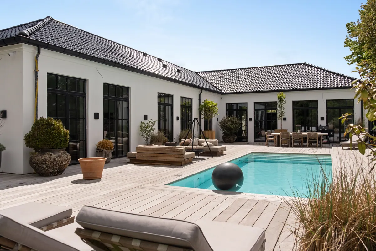 Terrasse og pool langs husets haveside