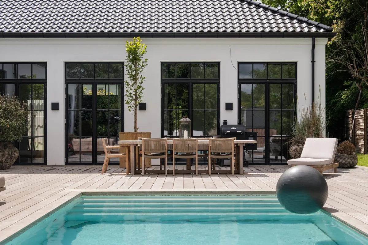 Opvarmet pool og terrasse