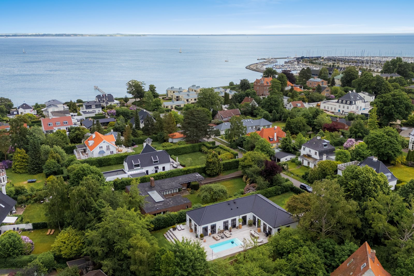 Luftfoto af Kastanievej i Rungsted med villaer, Øresund og havnen